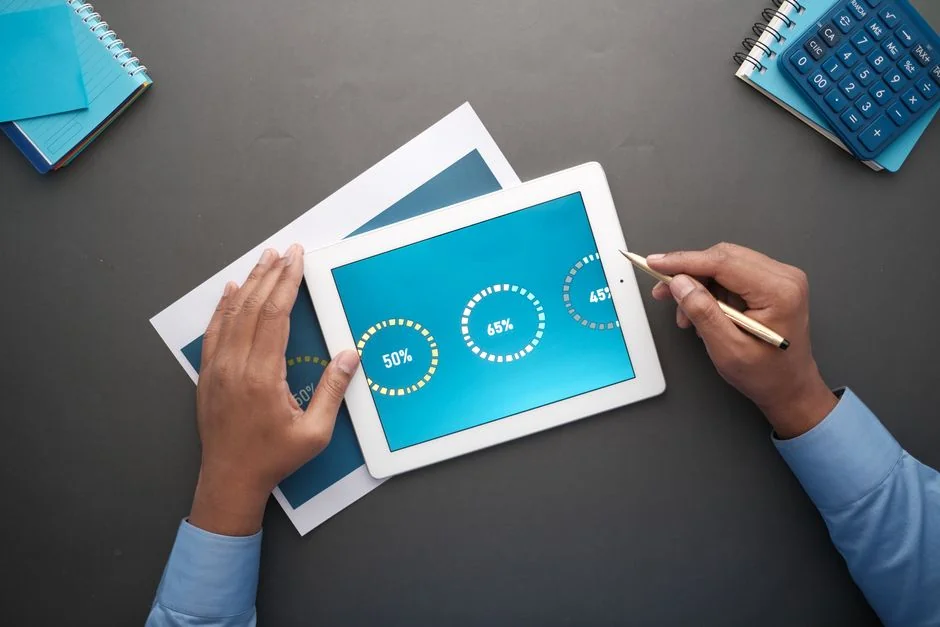 Un espace de travail contemporain avec deux écrans d’ordinateur affichant des projets de conception web, mettant en avant la technologie et la productivité.
